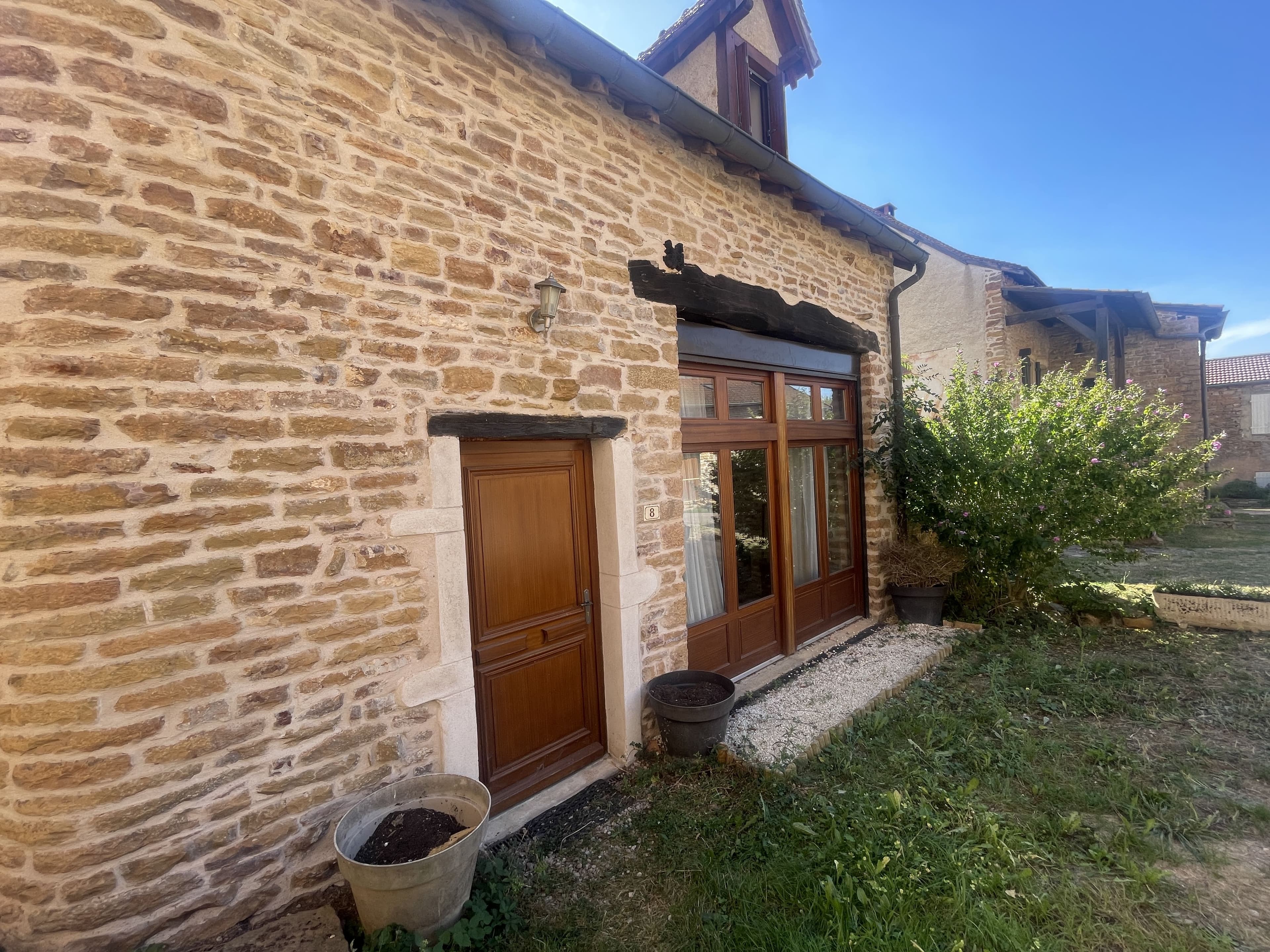 Façade en pierres de La Maison Rosie