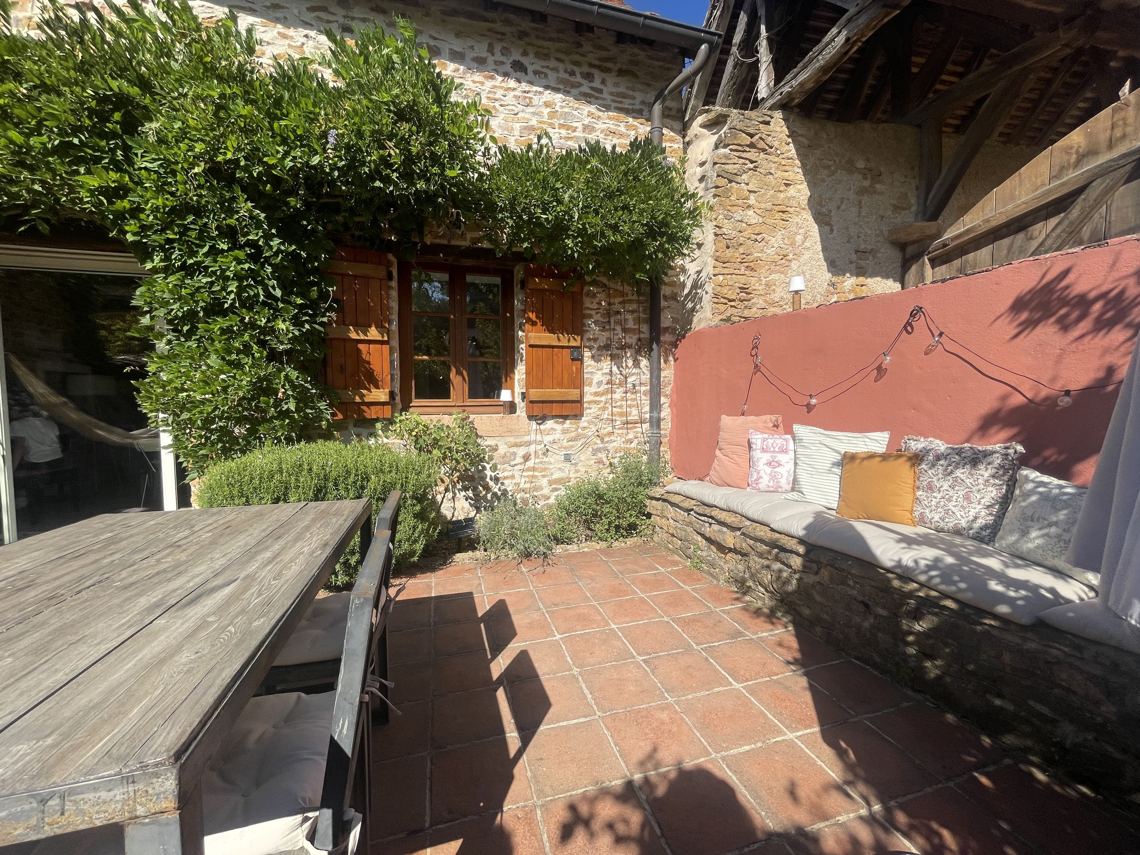 Terrasse avec vue sur le château d'Étrigny